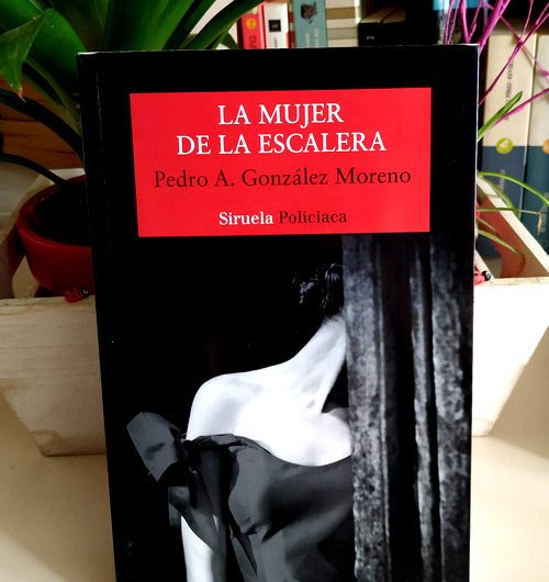 La mujer de la escalera / Pedro A. González Moreno