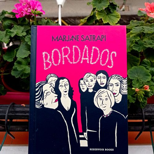 Portada de «Bordados», de Marjane Satrapi. Ed. Reservoir Books, 2ª reimpr. jul. 2021. Trad. Carlos Mayor. Tít. original «Broderies» (2003).