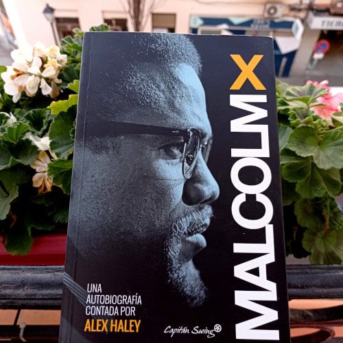 Portada de «Malcom X. Una autobiografía contada por Alex Haley» (1964). Ed. Capitán Swing, 2015 [DL]. Colección  Entrelíneas. Trad. César Guidini y Gemma Moral